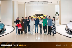 小米 SU7 Ultra 汽车今日开启交付，雷军亲自助阵赠送车主 24K 金碳纤维 Logo